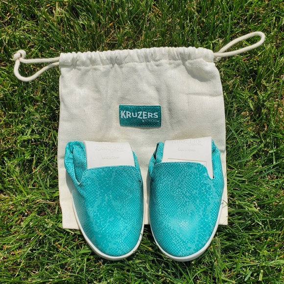 ♻️DONATED ♻️  KRUZERS (FOLDABLE | TRAVEL FLATS) - Picture 3 of 5